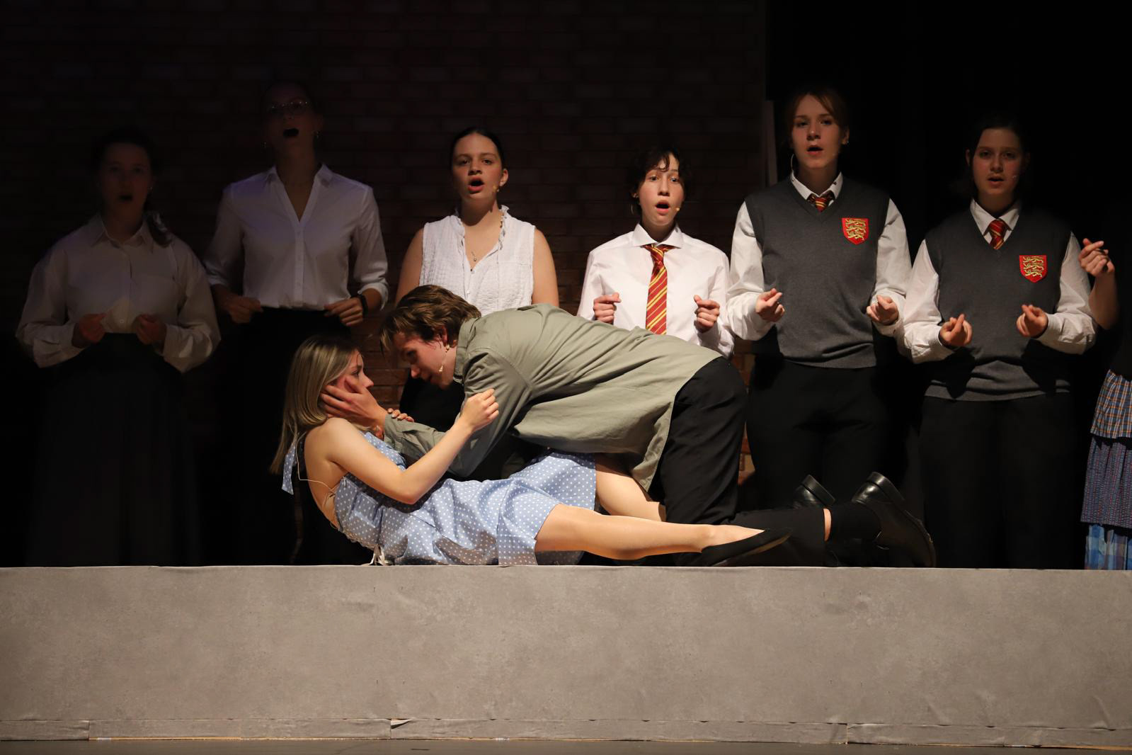 Melchior beugt sich über Wendla